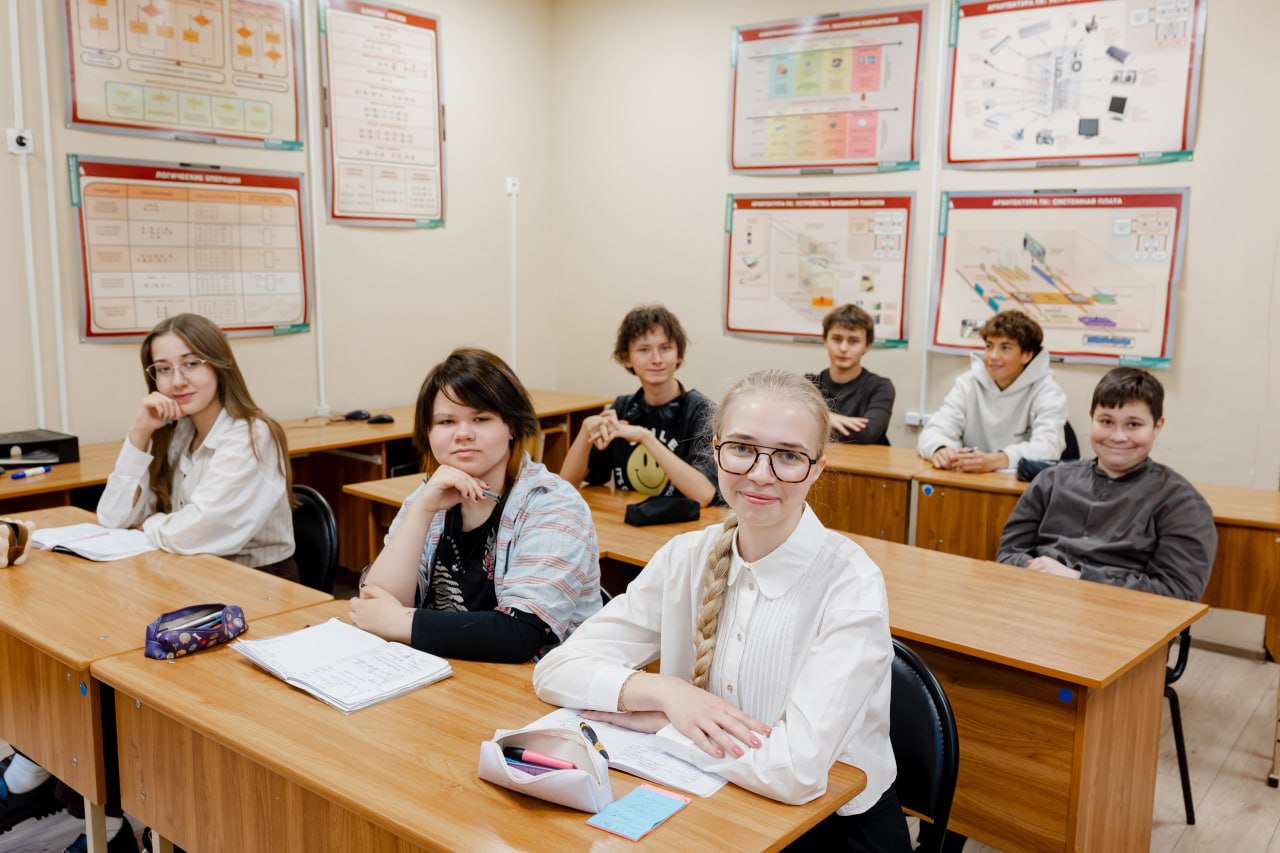 Небольшой класс гимназии «Северная Венеция» на\u00a0уроке