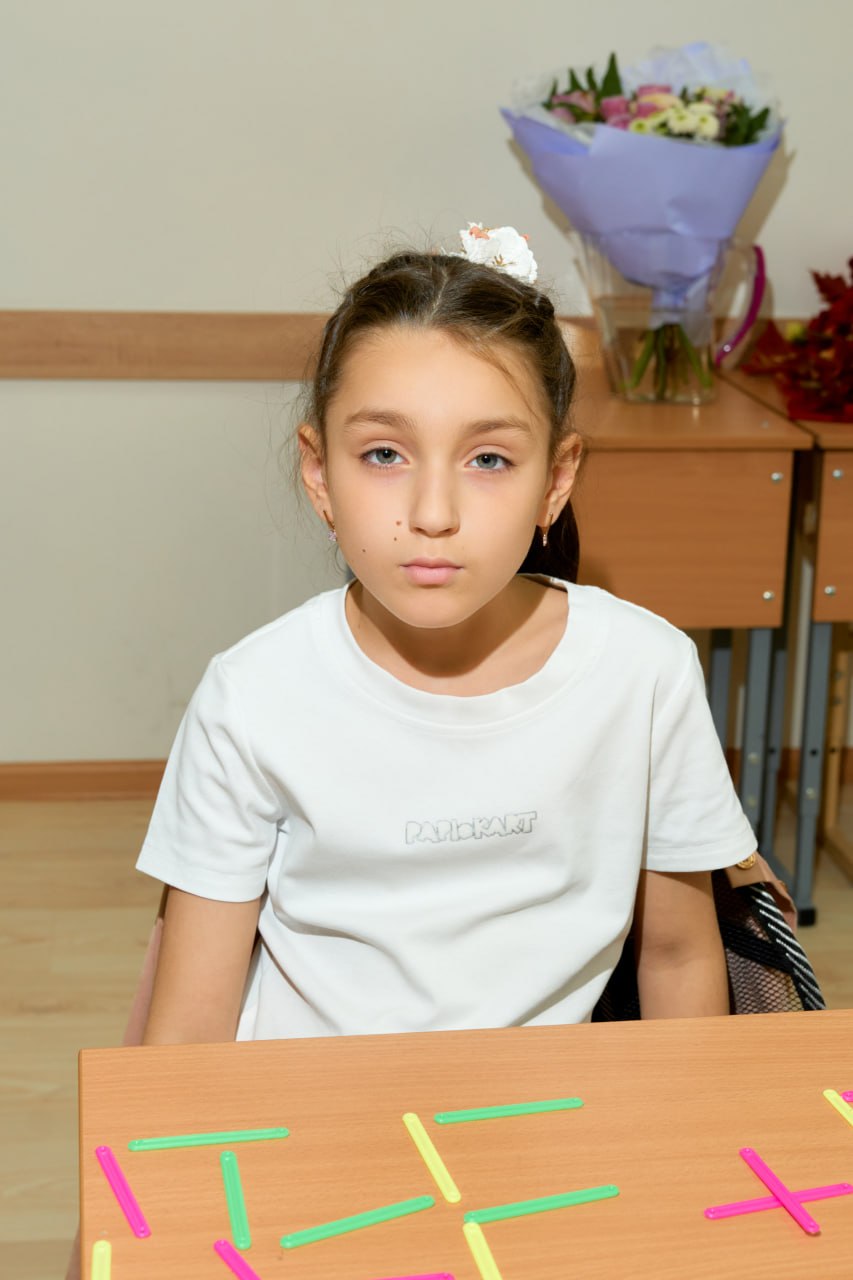 Гимназистка у портрета