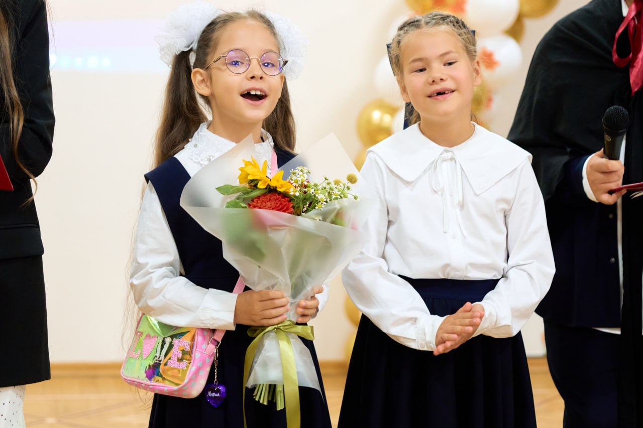 Первоклассницы на сцене